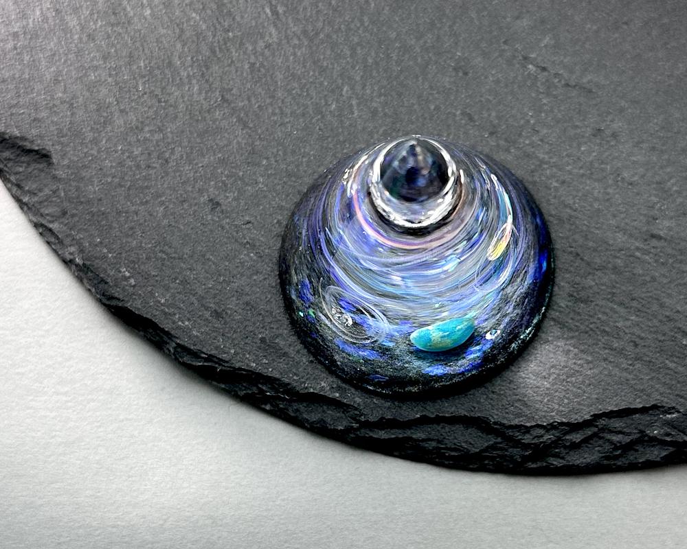 自然の骨 円錐形 アートピース 中型 宇宙を手の平に(三角錐) 4cm by 星くずとゼロ | JAPAN HANDMADE