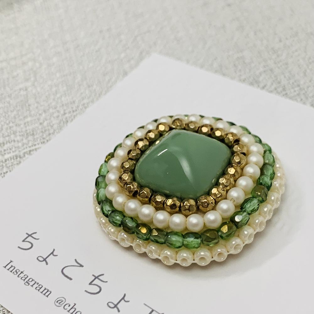 □セミオーダー□ピスタチオカボションのビーズ刺繍① by ちょこちょ