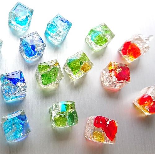 樹脂ポストピアス】琉球ガラスの涼やかピアス レッド 夏の花火色 by 彩