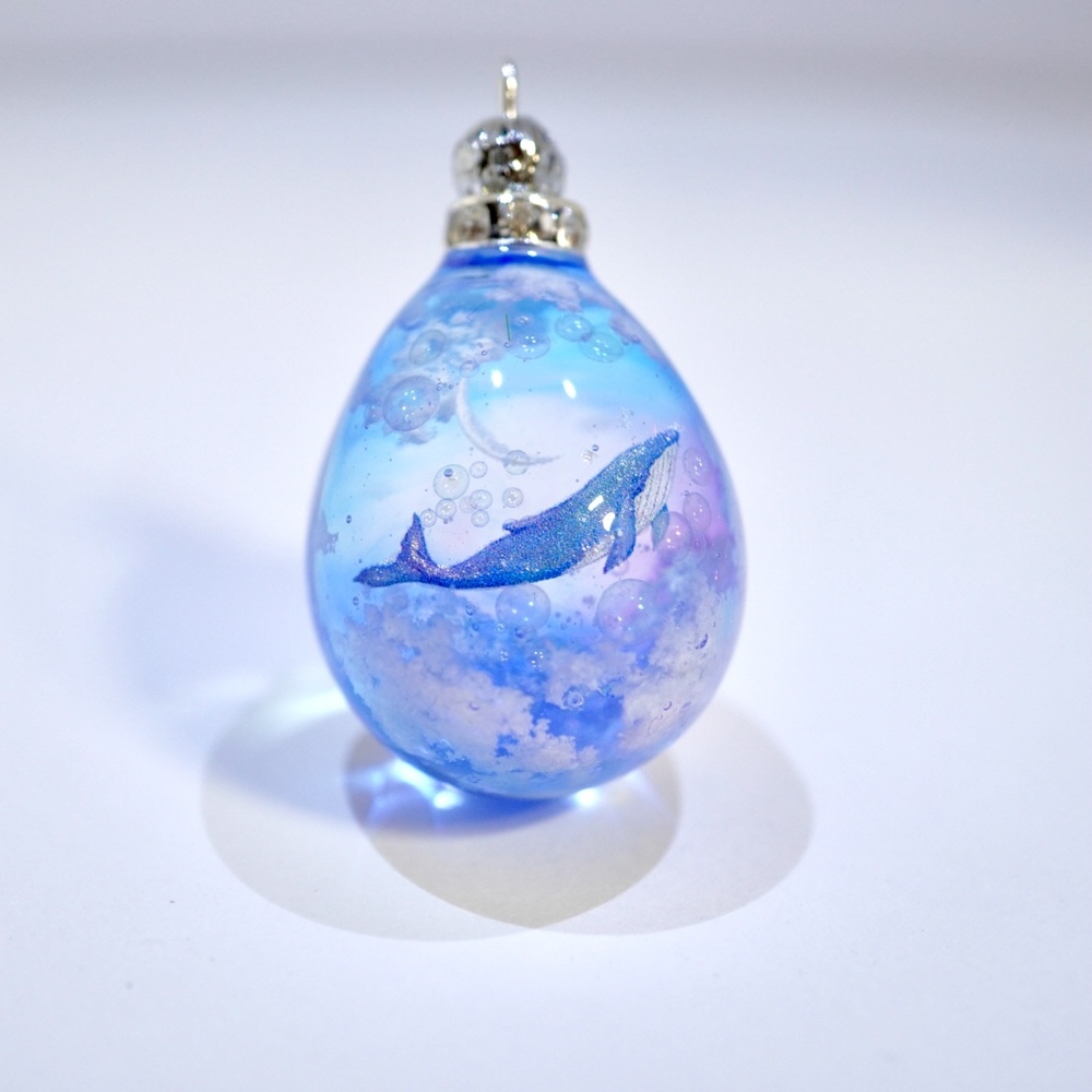 ゆきそら様❤レジン❤ペンダント ブローチ 雲レジン 雲海と月とくじらと 黎明 雲レジン オススメの紐