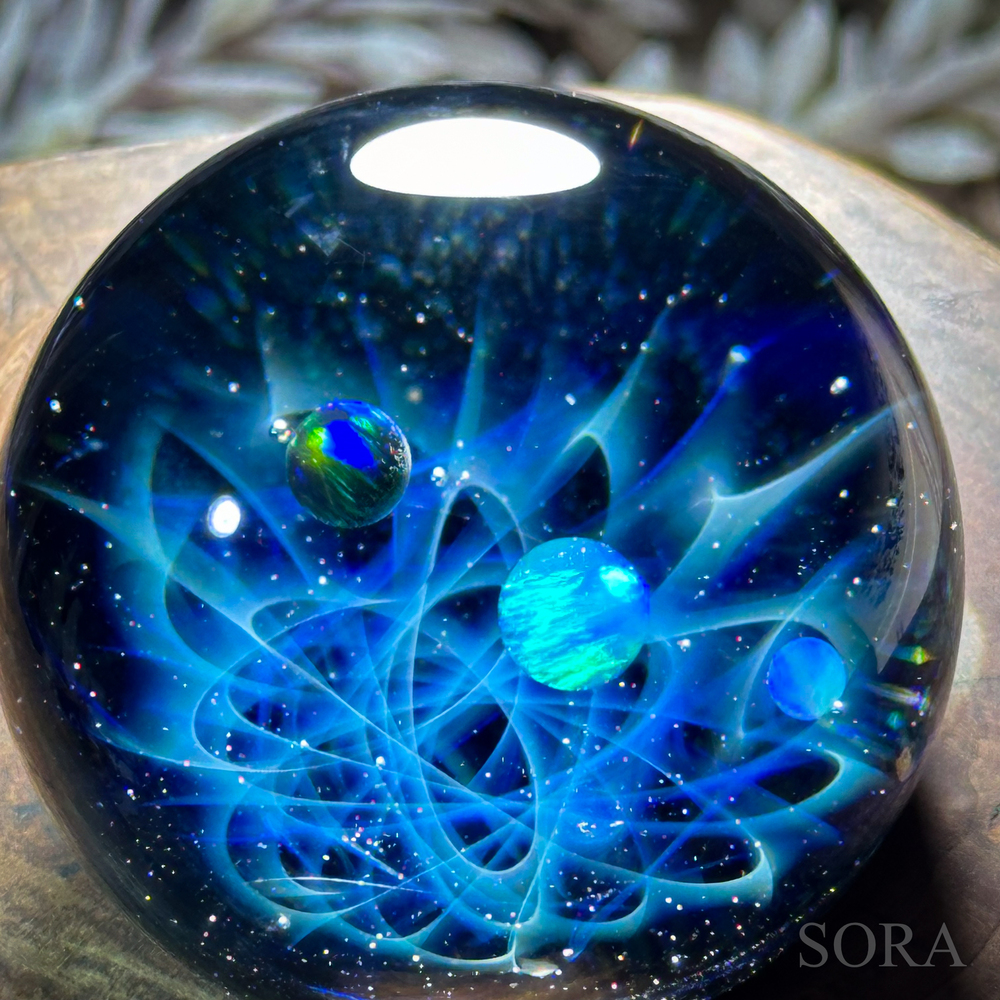 宇宙の輝きを手の中に── SORAの星の軌跡の宇宙ガラスマーブル 簡易