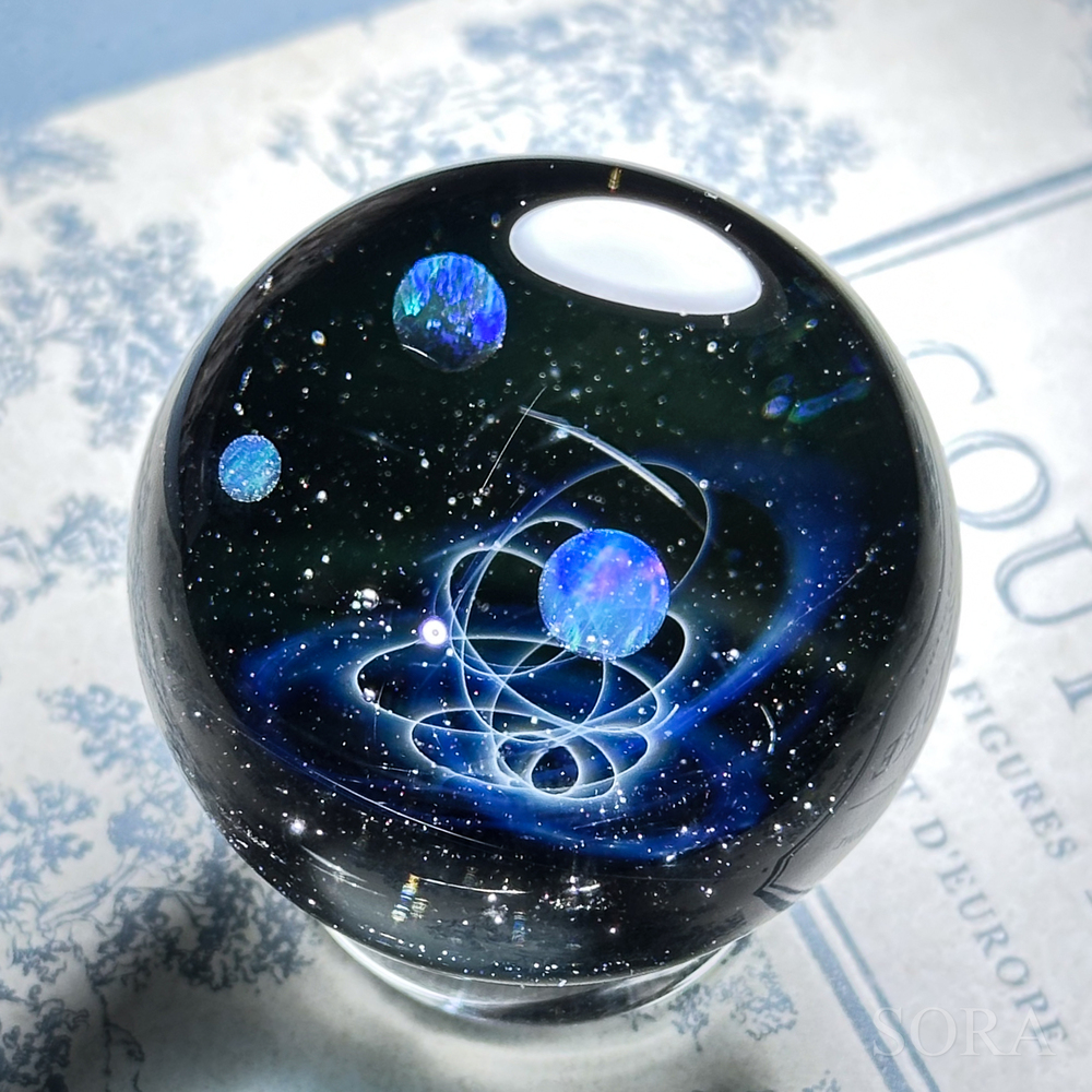 宇宙の輝きを手の中に── SORAの星の軌跡の宇宙ガラスマーブル202412