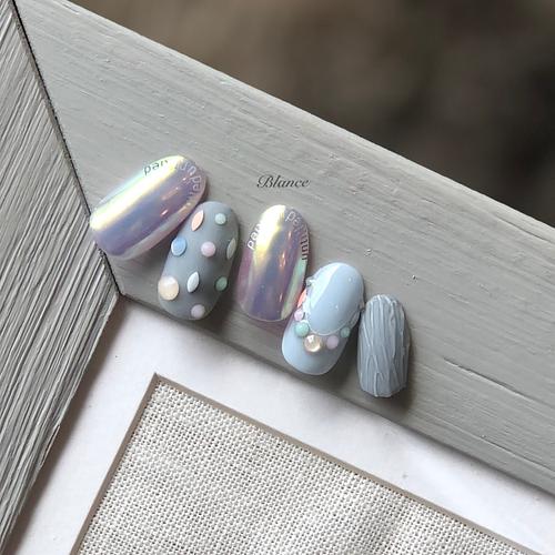 ブルーグレー系オーロラ×ビジュー by ネイルサロンBlance | JAPAN