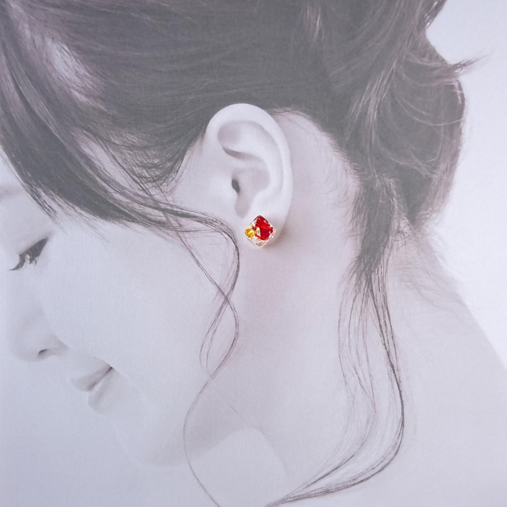 樹脂ポストピアス】琉球ガラスの涼やかピアス レッド 夏の花火色 by 彩