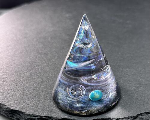 自然の骨 円錐形 アートピース 中型 宇宙を手の平に(三角錐) 4cm by 星くずとゼロ | JAPAN HANDMADE