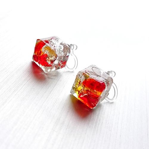 樹脂ポストピアス】琉球ガラスの涼やかピアス レッド 夏の花火色 by 彩