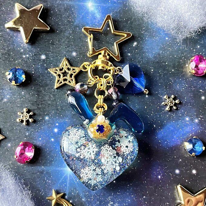 ハートのうさぎ 雪舞う夜空のキーホルダー by SkRd handmadeshop