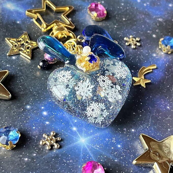 ハートのうさぎ 雪舞う夜空のキーホルダー by SkRd handmadeshop