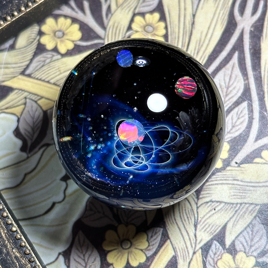 宇宙の輝きを手の中に── SORAの星の軌跡の宇宙ガラスマーブル202412