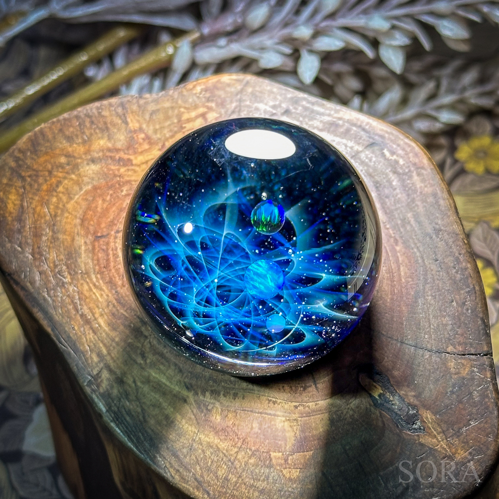 宇宙の輝きを手の中に── SORAの星の軌跡の宇宙ガラスマーブル 簡易